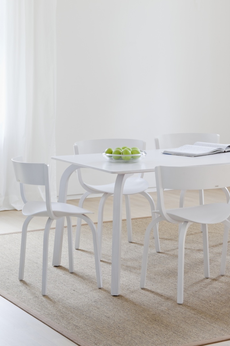 Sedia 404 (design Stefan Diez) di Thonet, di legno curvato in forme ergonomiche