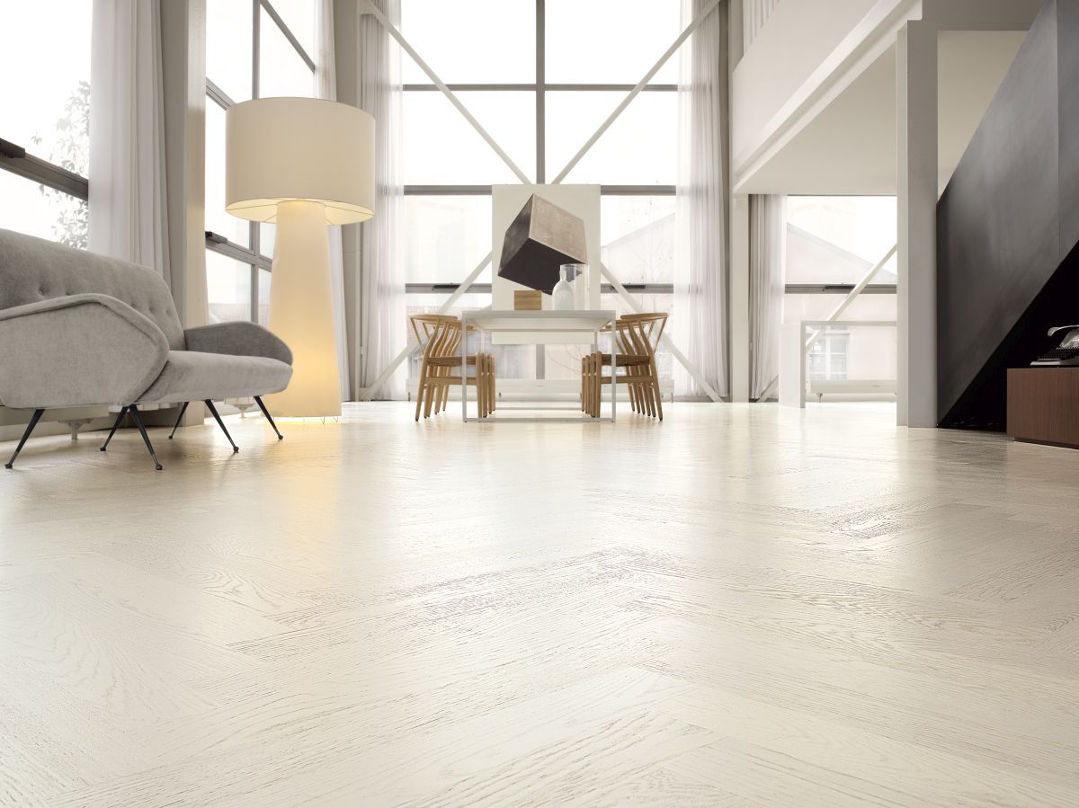 Parquet Naturplus2 di Listone Giordano, di rovere bianco assoluto verniciato senza solventi con tecnologia antibatterica Crystalcare