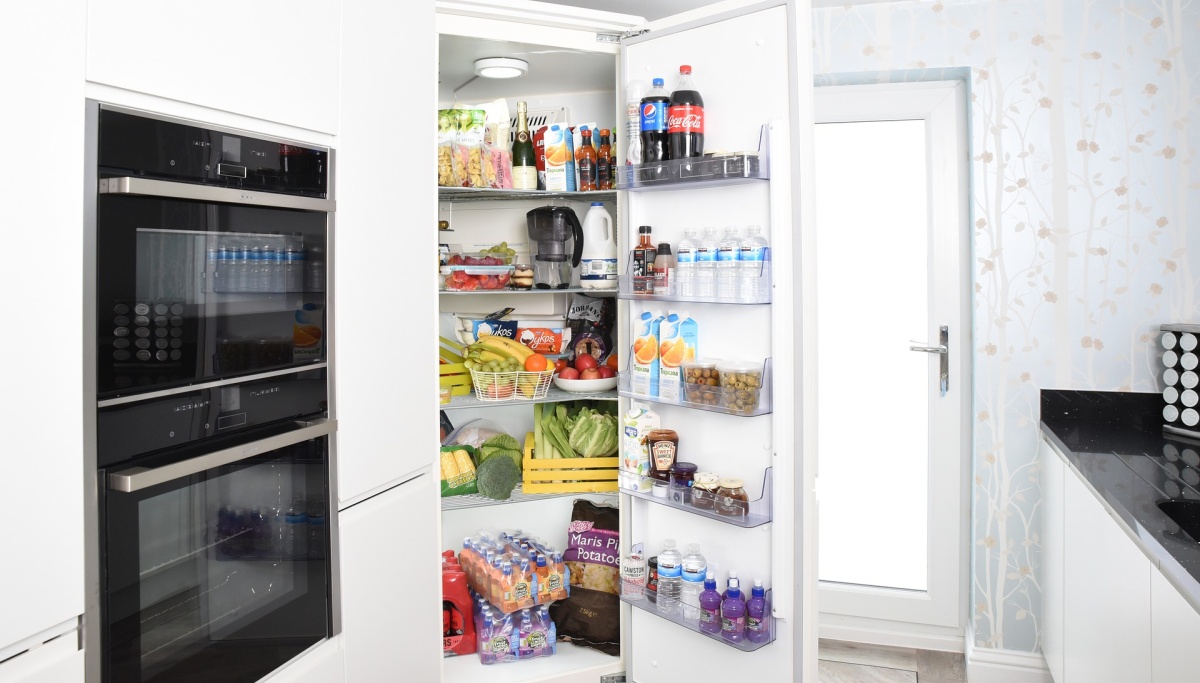Cosa sono i frigoriferi aperti visti nei supermercati?