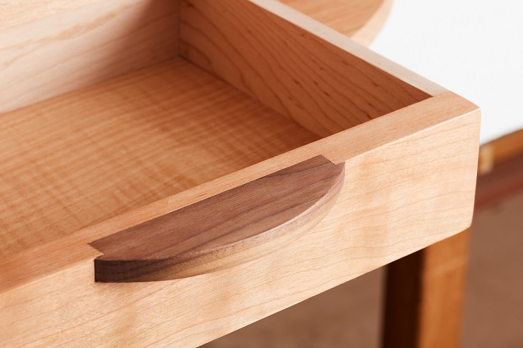 Dettaglio del cassetto in legno di latifoglia