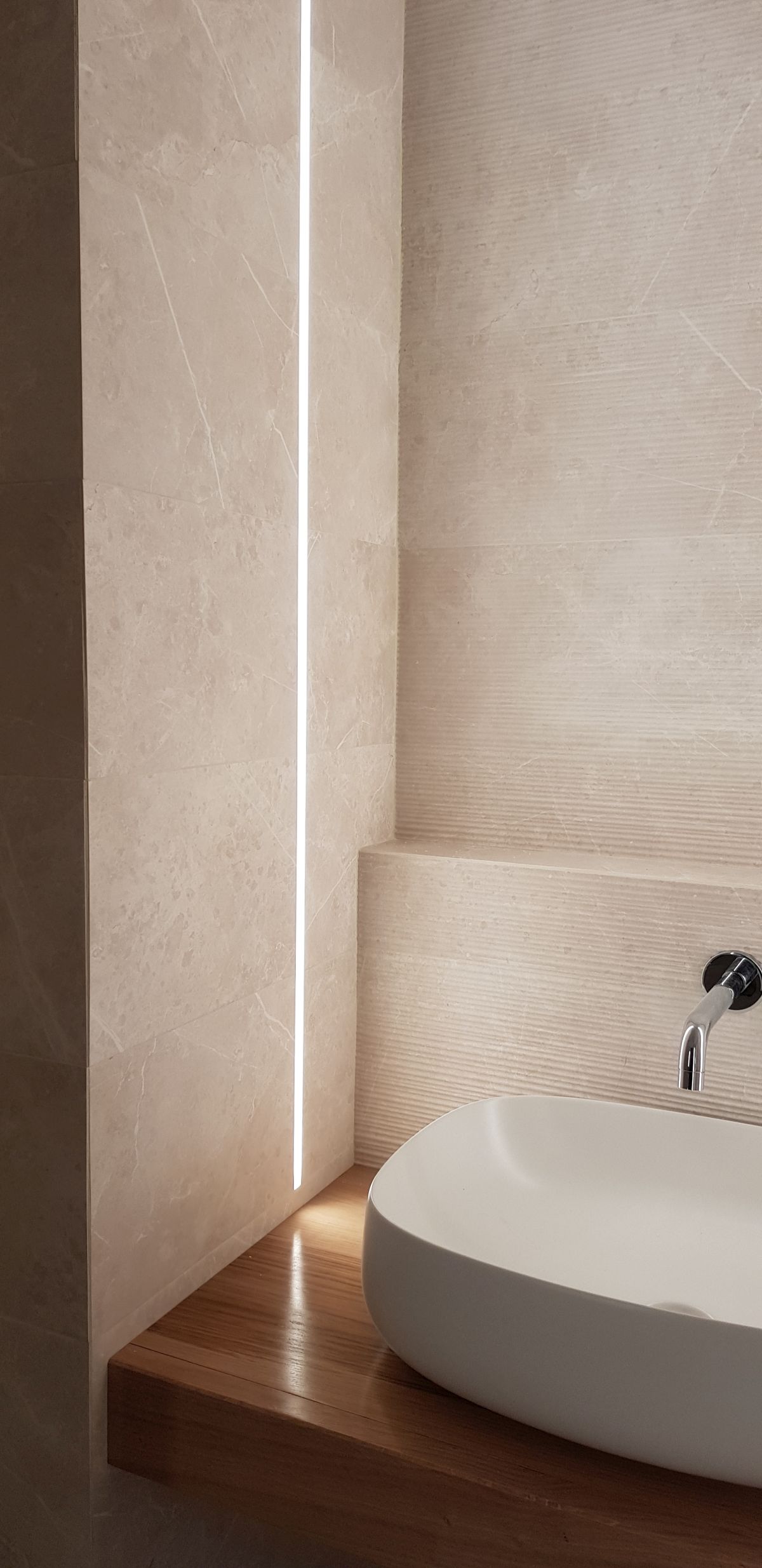 Illuminare il bagno: lo stile di Giusy Gallina, esperta di luce e design