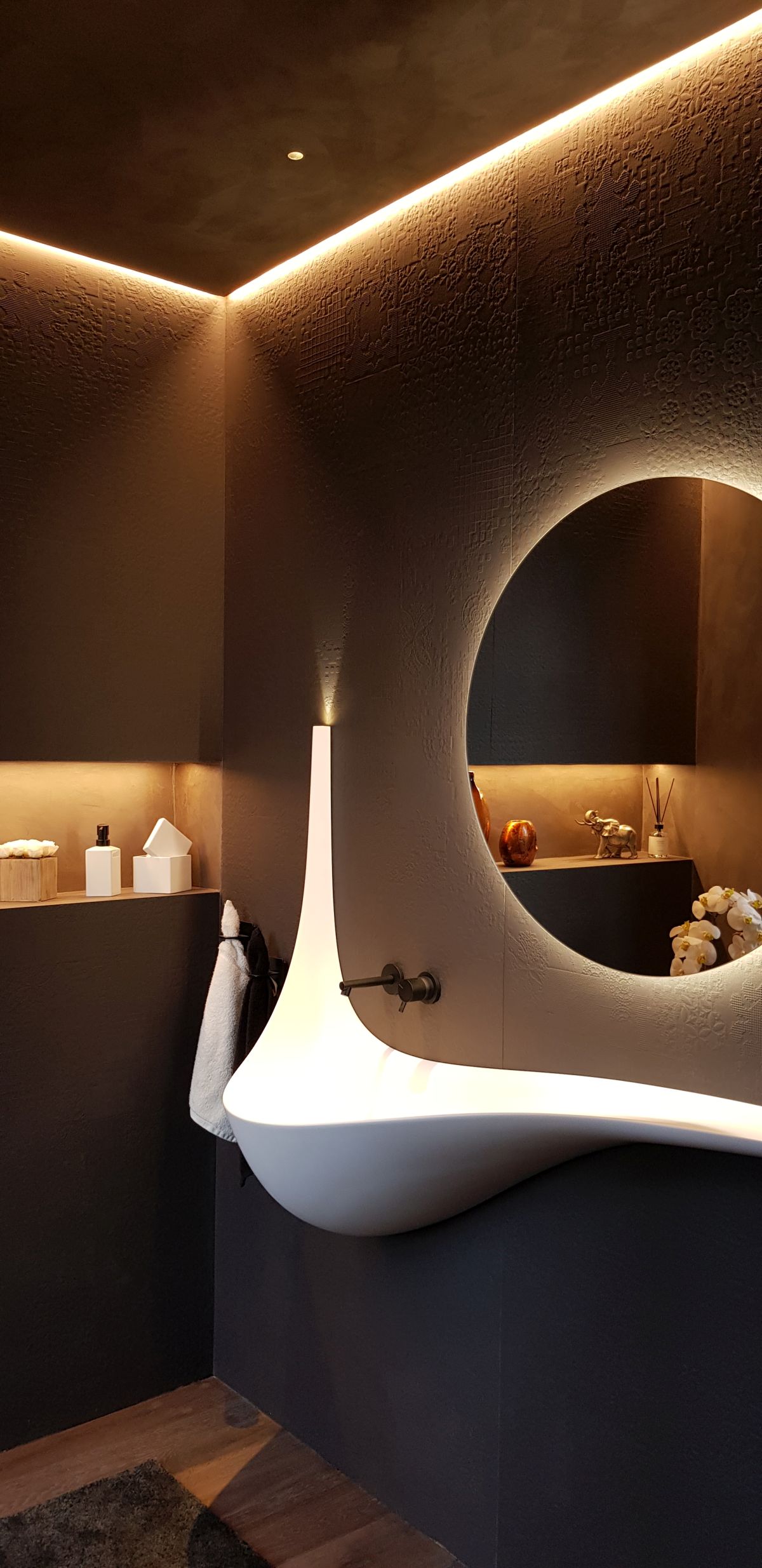 Illuminare il bagno: lo stile di Giusy Gallina, esperta di luce e design