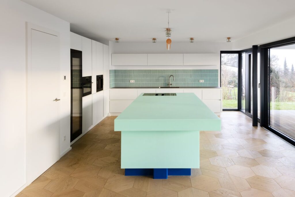 Una cucina in tonalità Emerald, progetto esclusivo di HIMACS per una villa privata