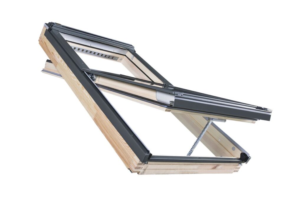 Finestra da tetto FTP-V Solar di Fakro con pannello solare integrato