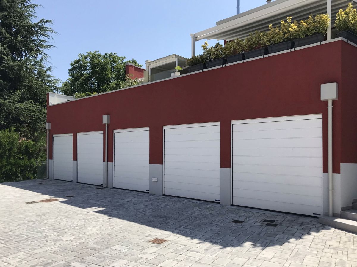 Porte sezionali LPU 42: design e isolamento per i garage