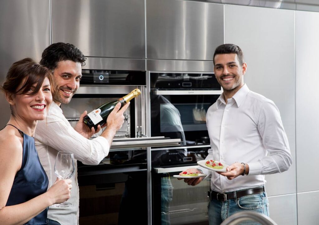 Cucine professionali da casa: elettrodomestici da incasso, cantinette vino, abbattitori e forni a vapore