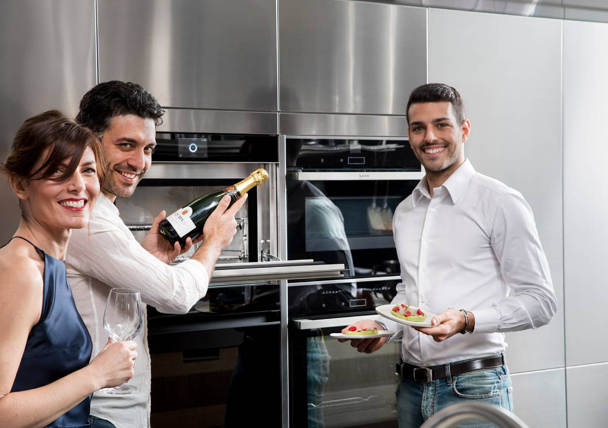 Cucine professionali da casa: elettrodomestici da incasso, cantinette vino, abbattitori di temperatura e forni a vapore