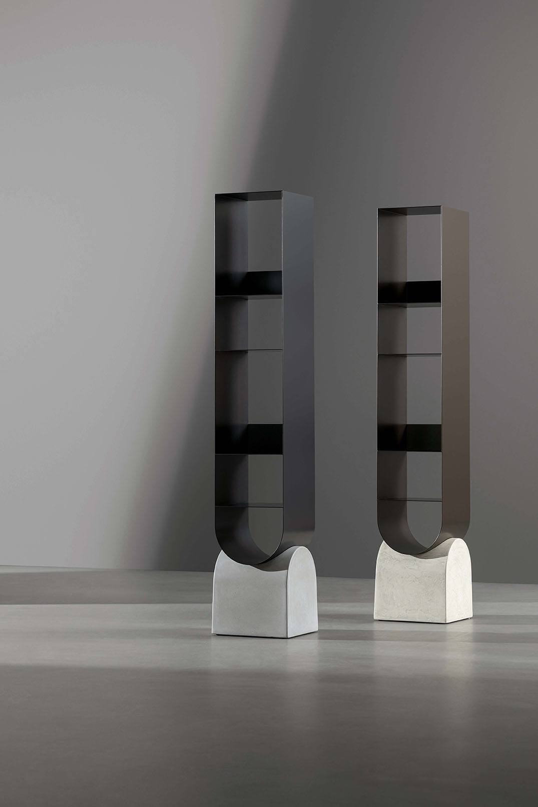 Vague Bookshelf di Bonaldo: verticalità scultorea e matericità industriale