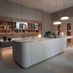 Sign Round di Ernestomeda: la cucina open space tra design morbido e funzionalità evoluta