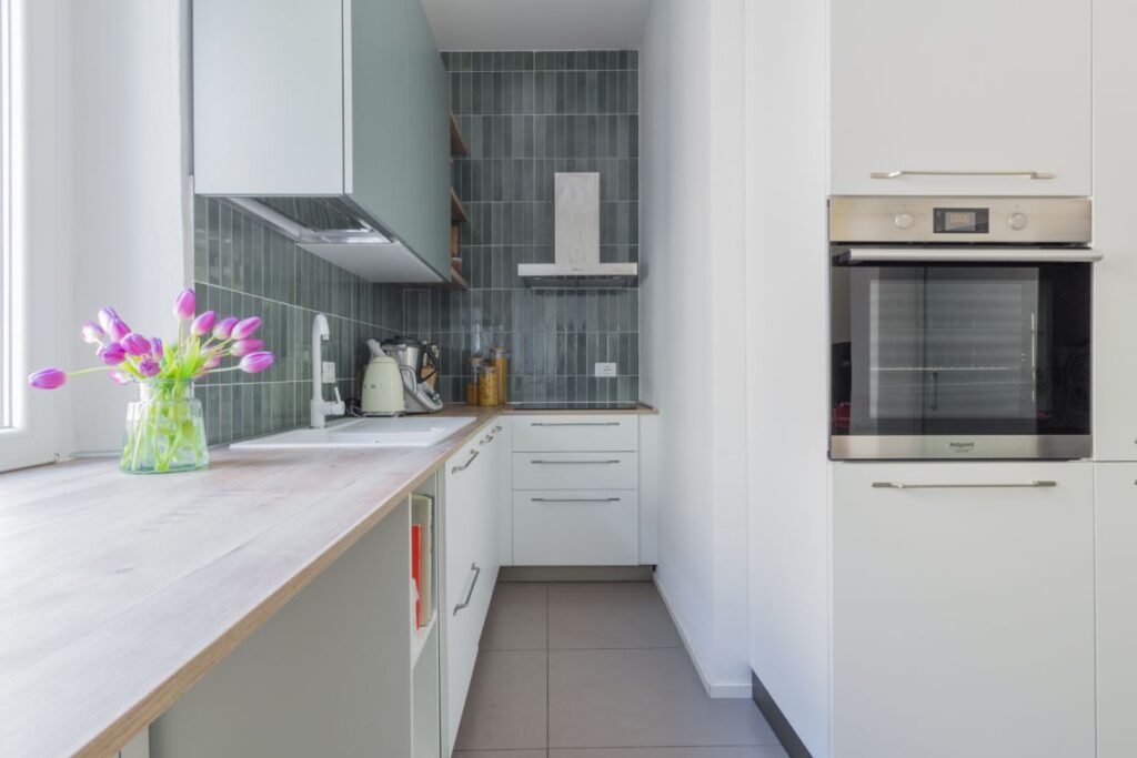 Una cucina su misura tra vincoli e creatività nel cuore di Piacenza