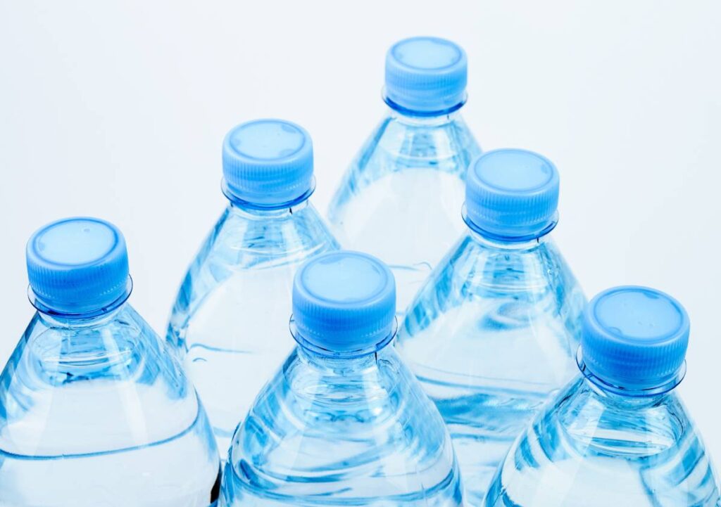 Acqua in bottiglia e inquinamento: cosa rivela il test di Altroconsumo