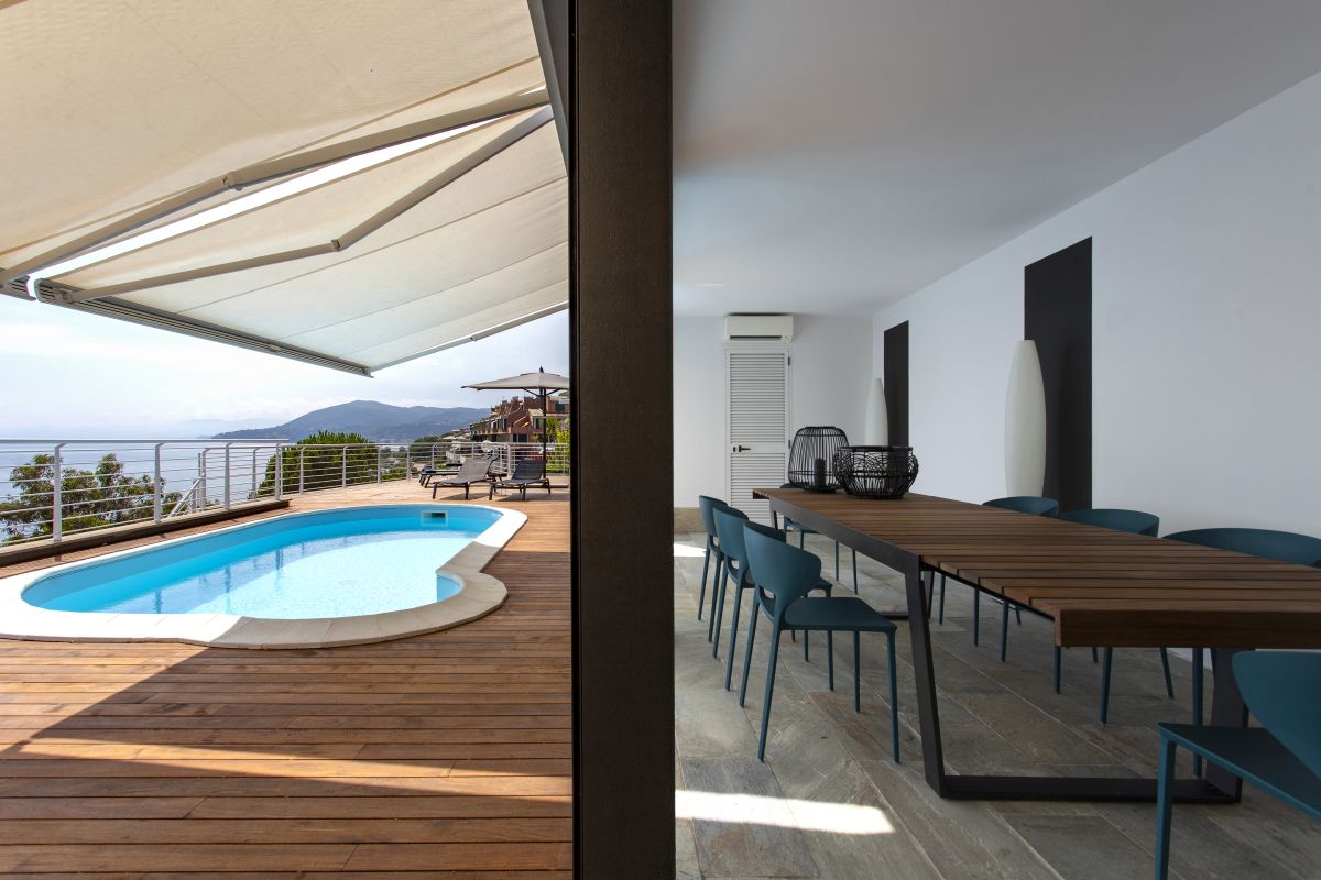 Teak naturale: il legno dorato che arreda con eleganza gli spazi all’aperto