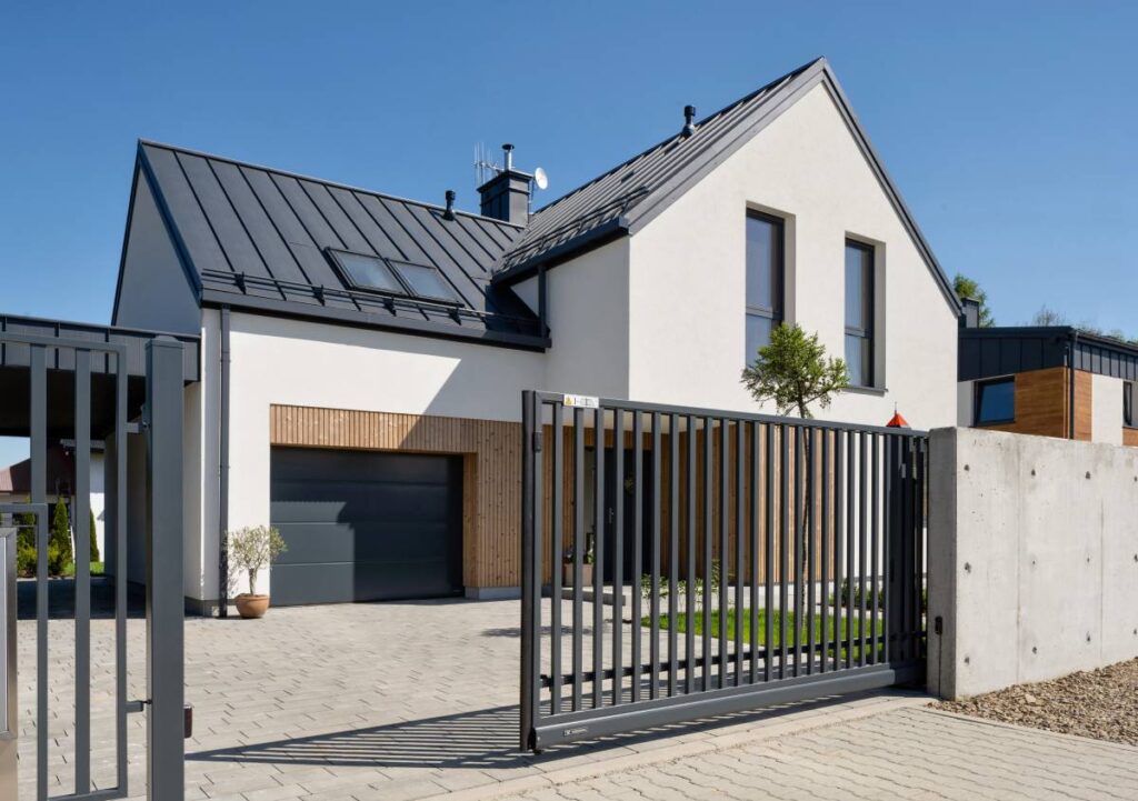Cancello d’ingresso Wiśniowski: sicurezza automatizzata e design per l’ingresso di casa