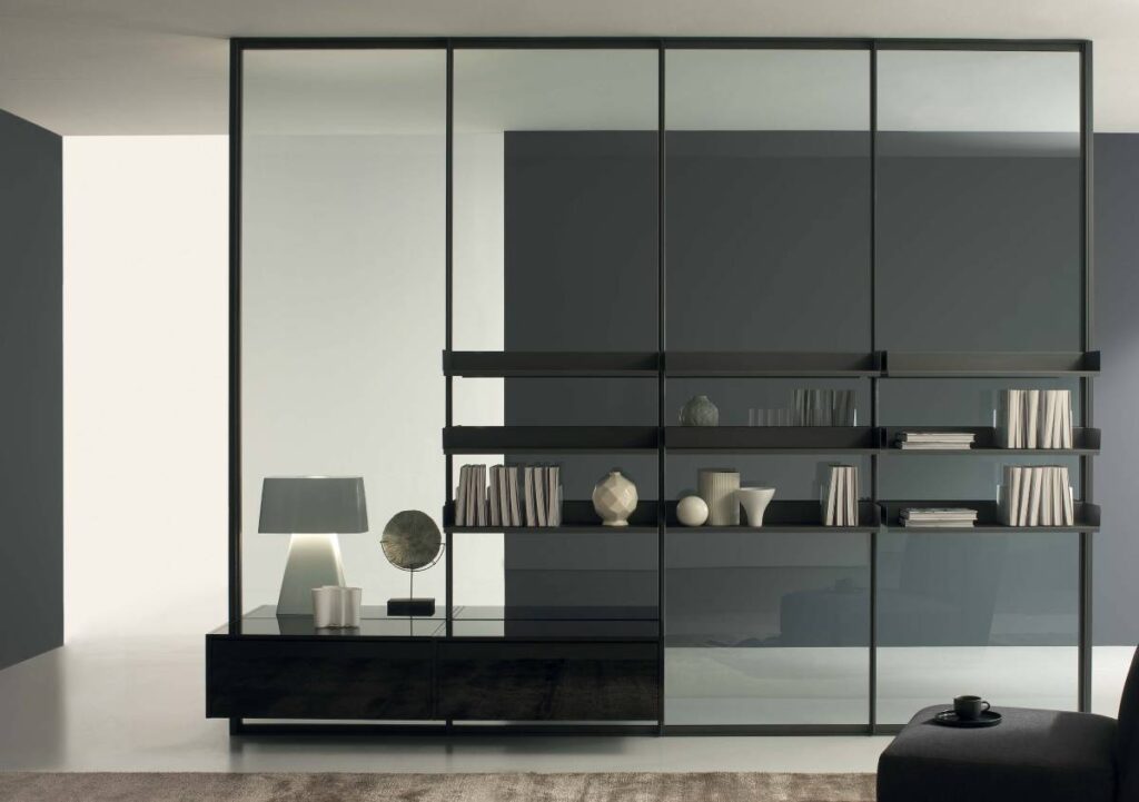 Simple di Luconi, un sistema di pareti divisorie e porte in vetro e alluminio. Design, versatilità, personalizzazione