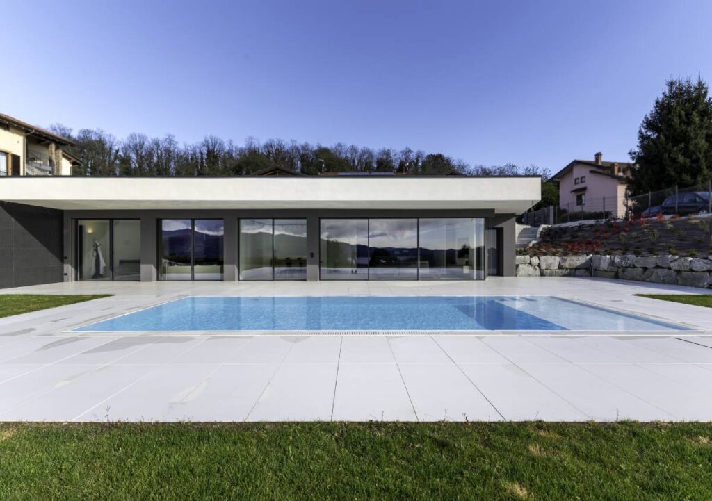 Luce, paesaggio e superfici sostenibili: la villa firmata Andrea Maffei sul lago di Varese