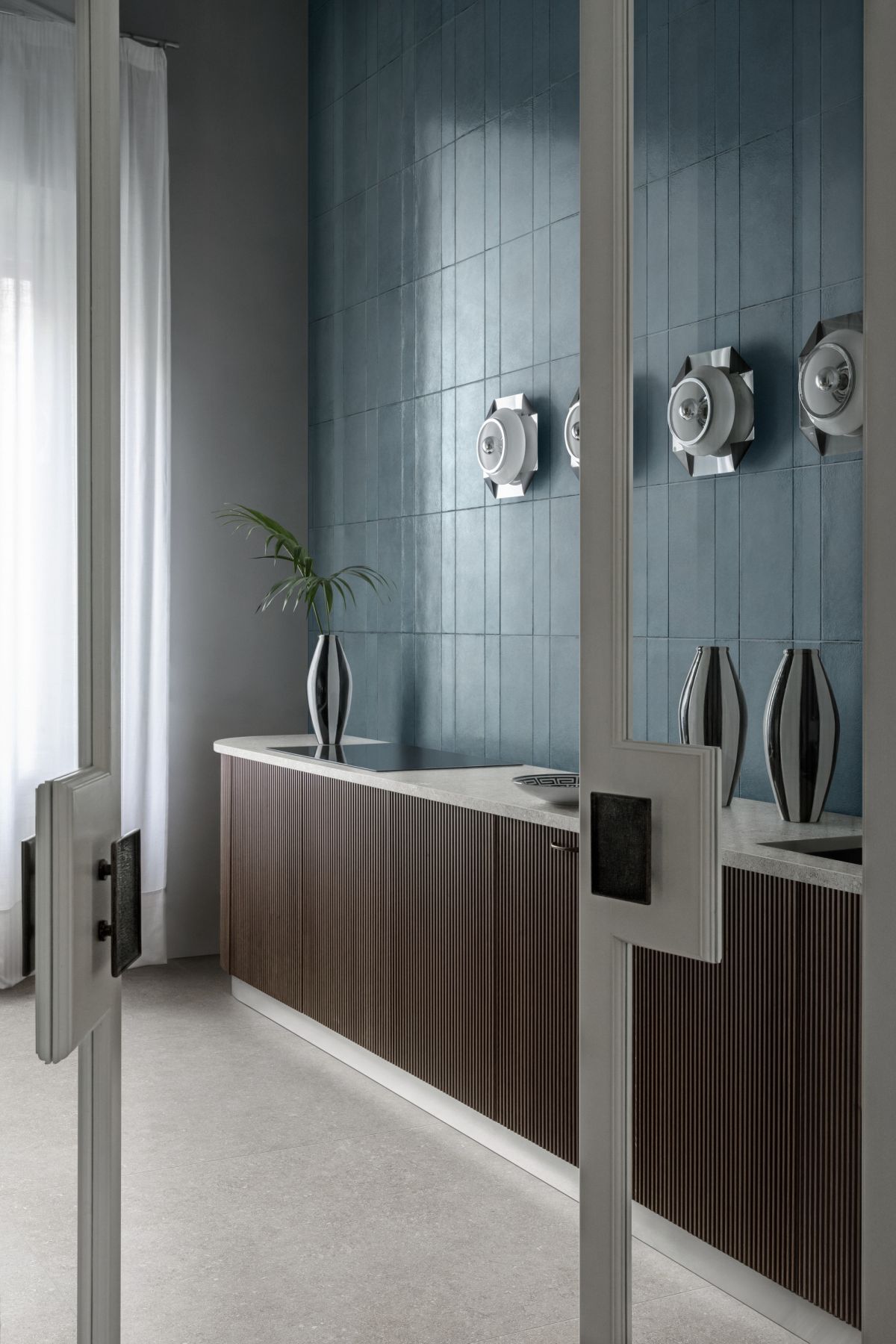 Color blocking e ceramica, l’alleanza perfetta