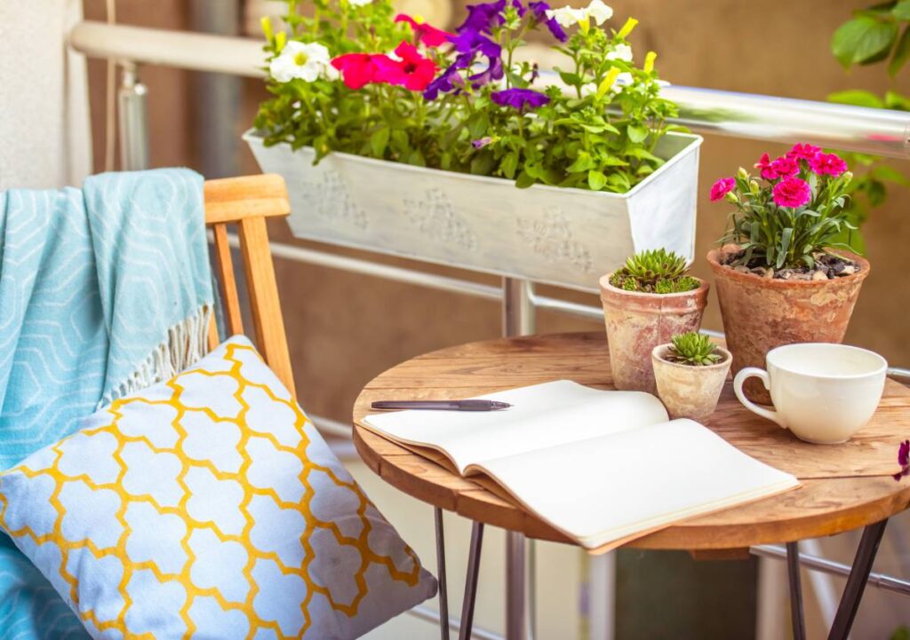 Come trasformare un balcone in un’oasi estiva tech-friendly