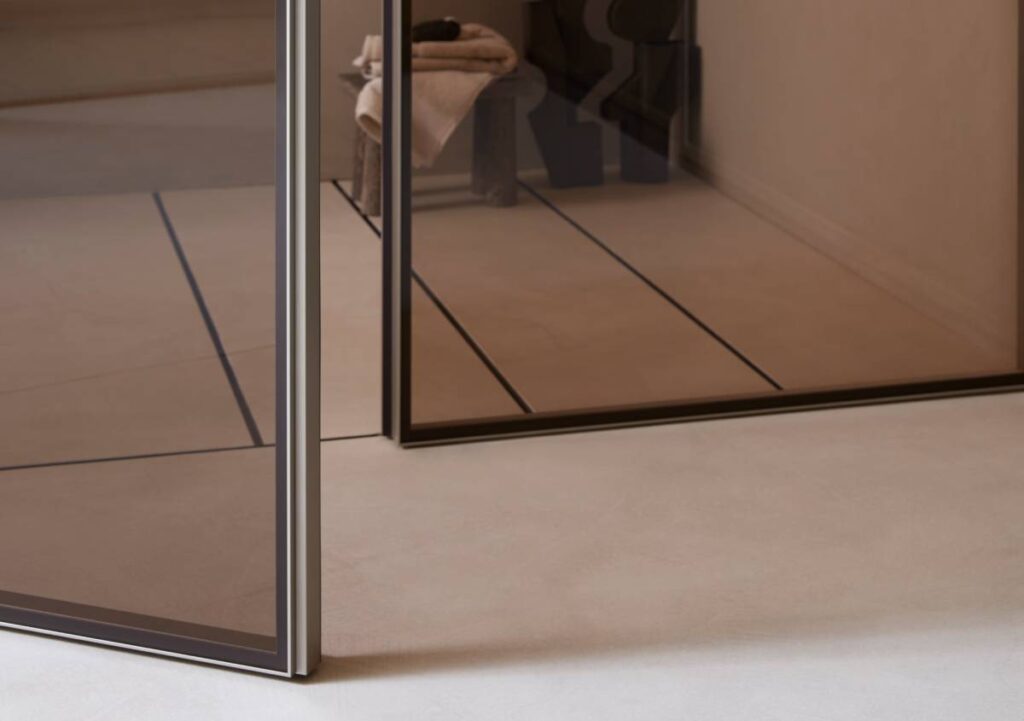 I sistemi SHOIN e L7 in vetro e alluminio Lualdi per uno spazio bagno tra luce, comfort e design