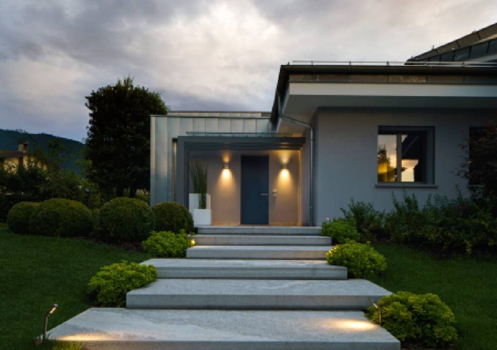 Quando la luce disegna gli spazi: l’illuminazione esterna di una villa a Brescia