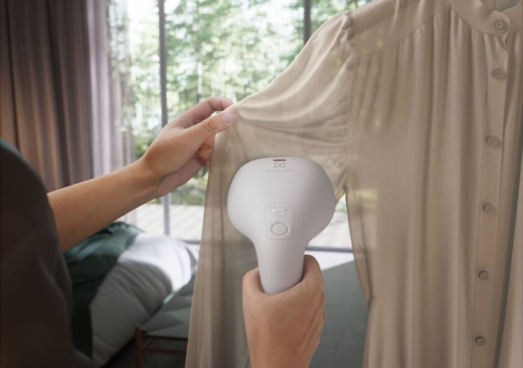 Refine 700 di Electrolux: lo stiratore verticale compatto che elimina pieghe e batteri