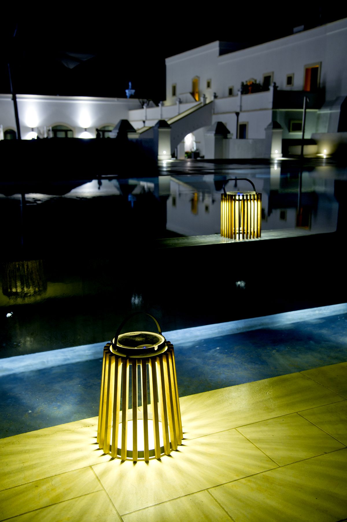 Design outdoor eco-chic con teak e corde
