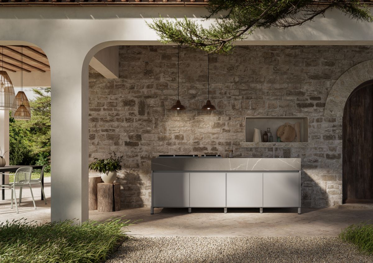 Una cucina da esterni pensata per spazi versatili e contemporanei
