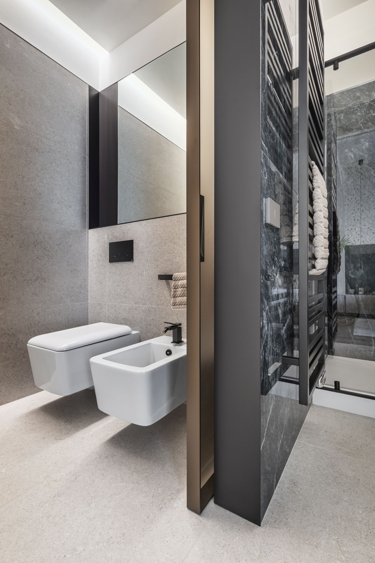 Soluzioni su misura per un bagno che valorizza la luce e lo spazio