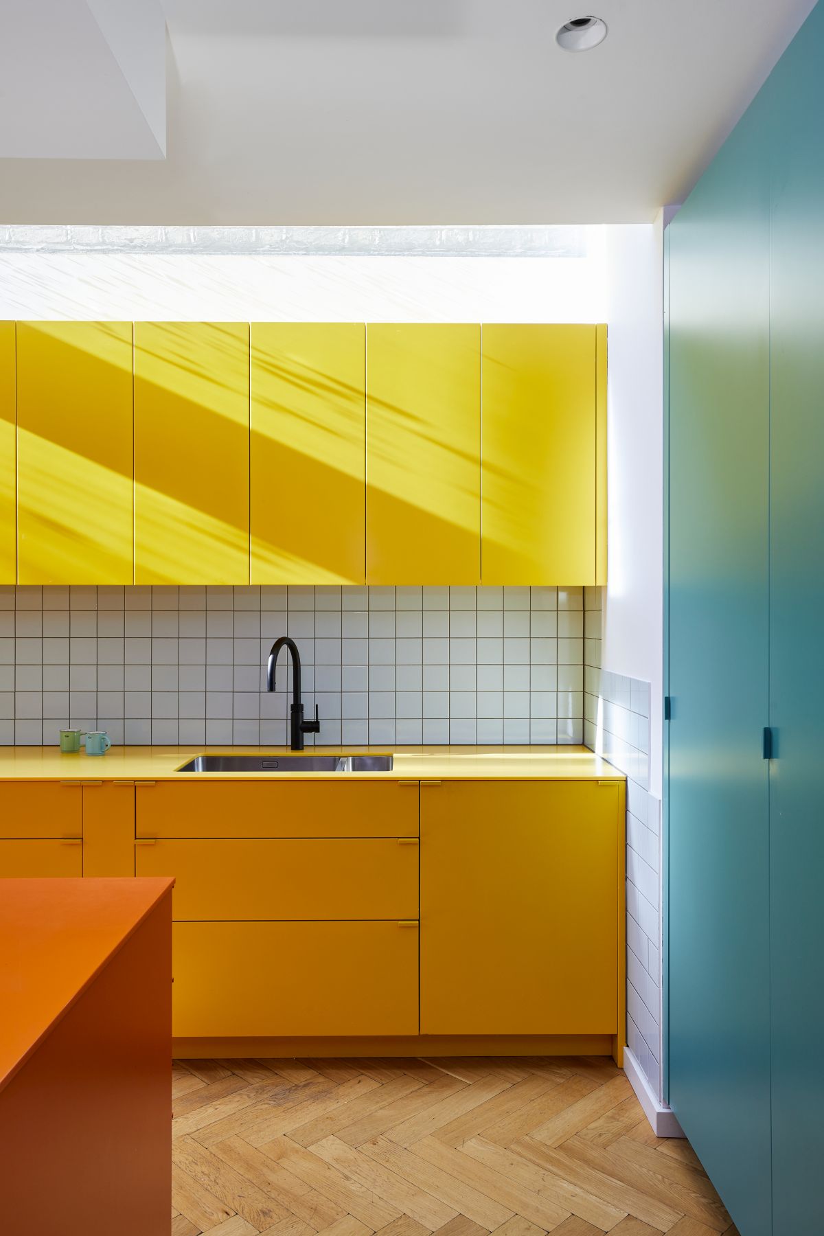 Il colore diventa strumento progettuale per ridefinire gli spazi della cucina