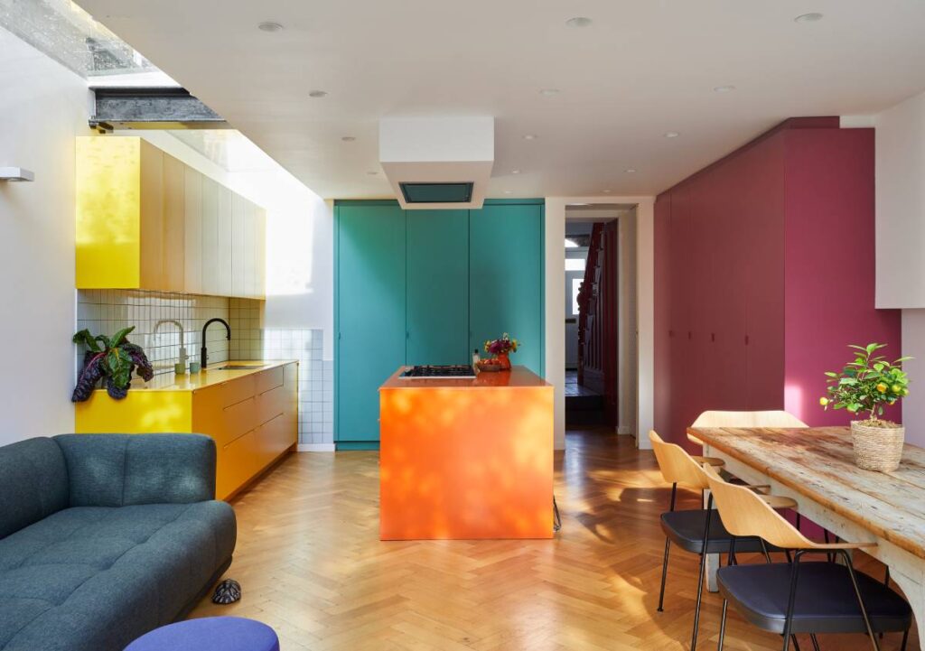 Una cucina luminosa e creativa grazie al Solid Surface Himacs: il colore come protagonista del progetto