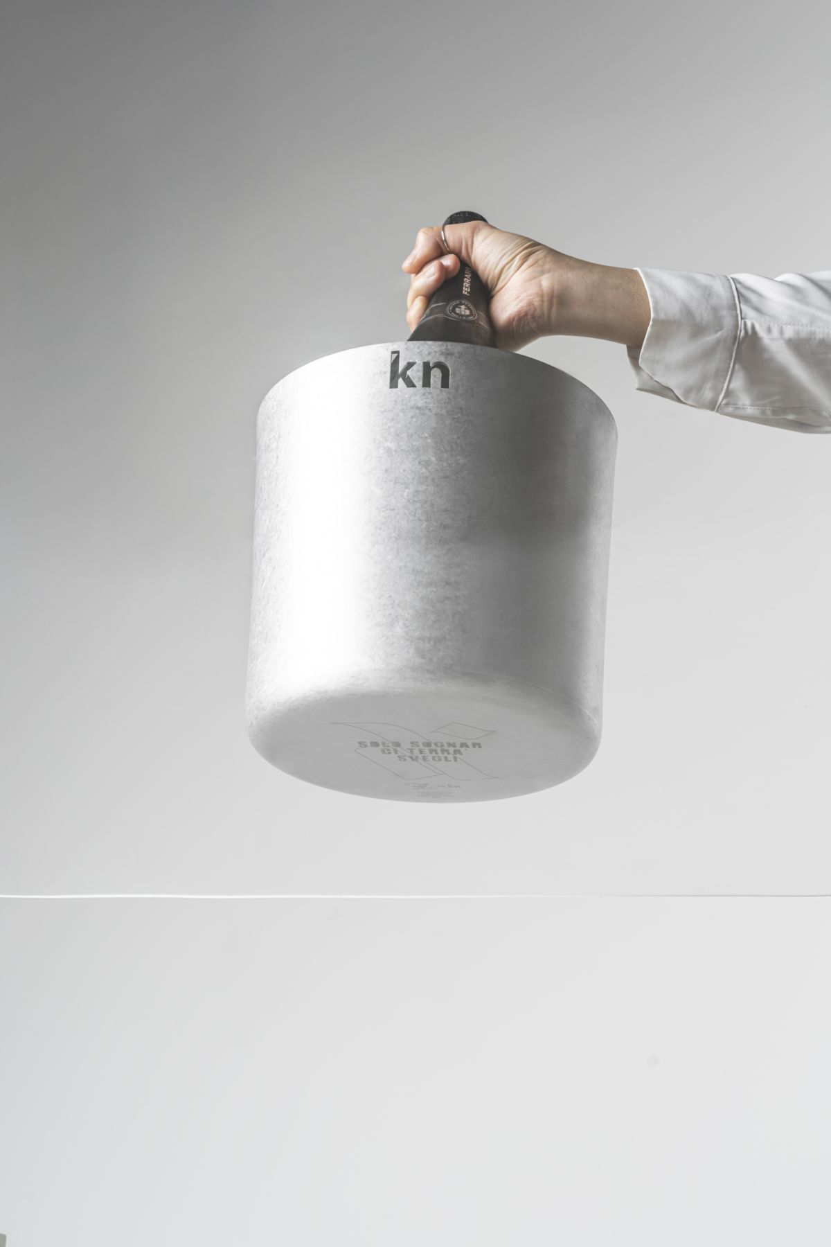 Design e dettaglio il secchiello champagne che arreda e racconta