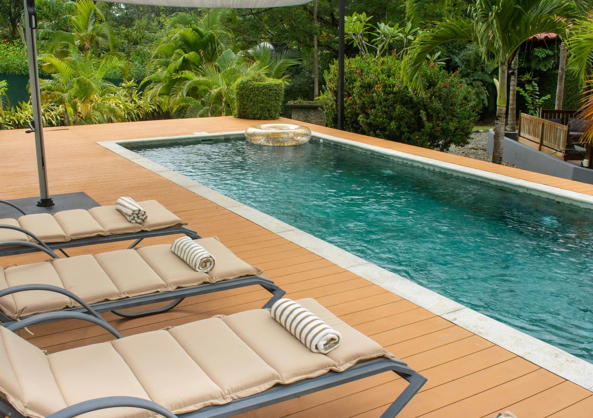 Il trattamento per il rinnovo per decking e legno esterno