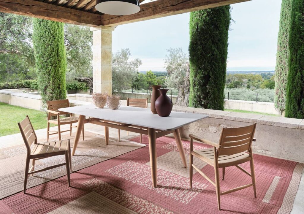 Arredi da esterno di teak certificato FSC®: stile, resistenza, sostenibilità