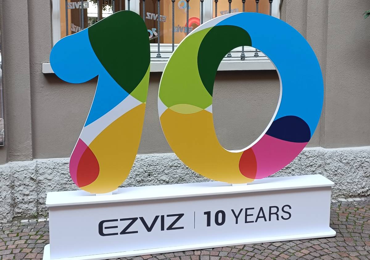 EZVIZ festeggia 10 anni in Italia e presenta due novità il videocitofono 4K e l’apricancello con IA