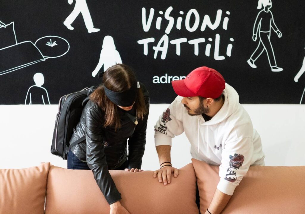 Visioni Tattili il design che si ascolta, si tocca e si vive. L’esperienza inclusiva di Adrenalina alla Triennale di Milano