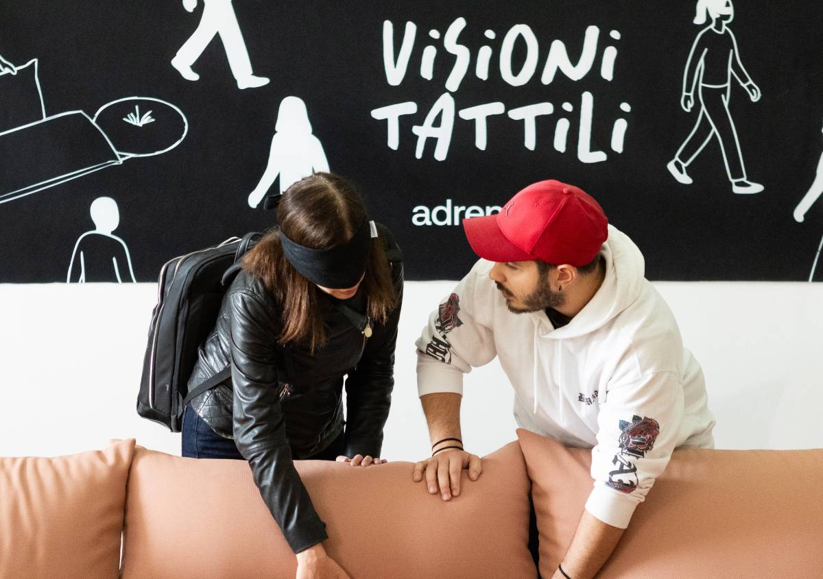 Visioni Tattili il design che si ascolta, si tocca e si vive. L’esperienza inclusiva di Adrenalina alla Triennale di Milano