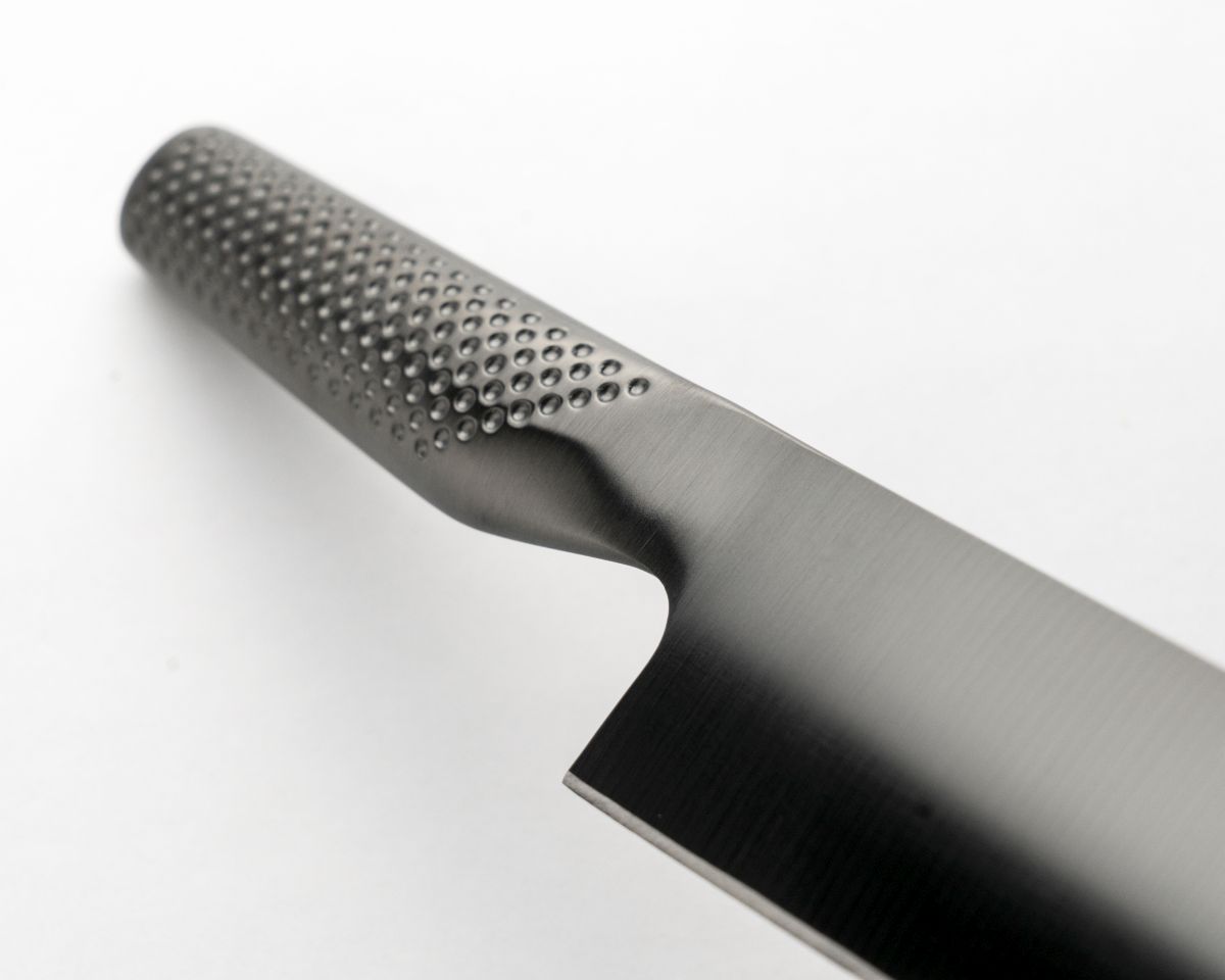 Un coltello nero come la notte, resistente come il diamante