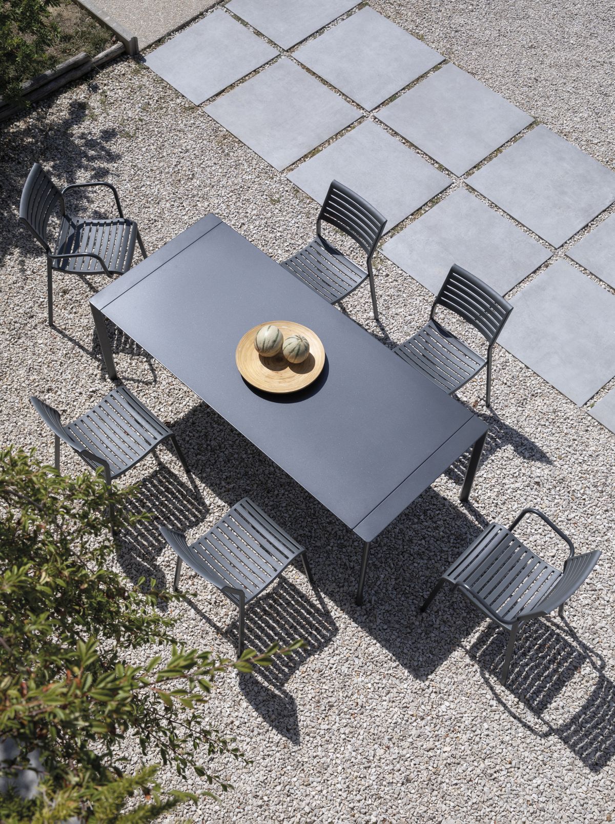 NINA: sostenibilità e stile in una poltroncina impilabile