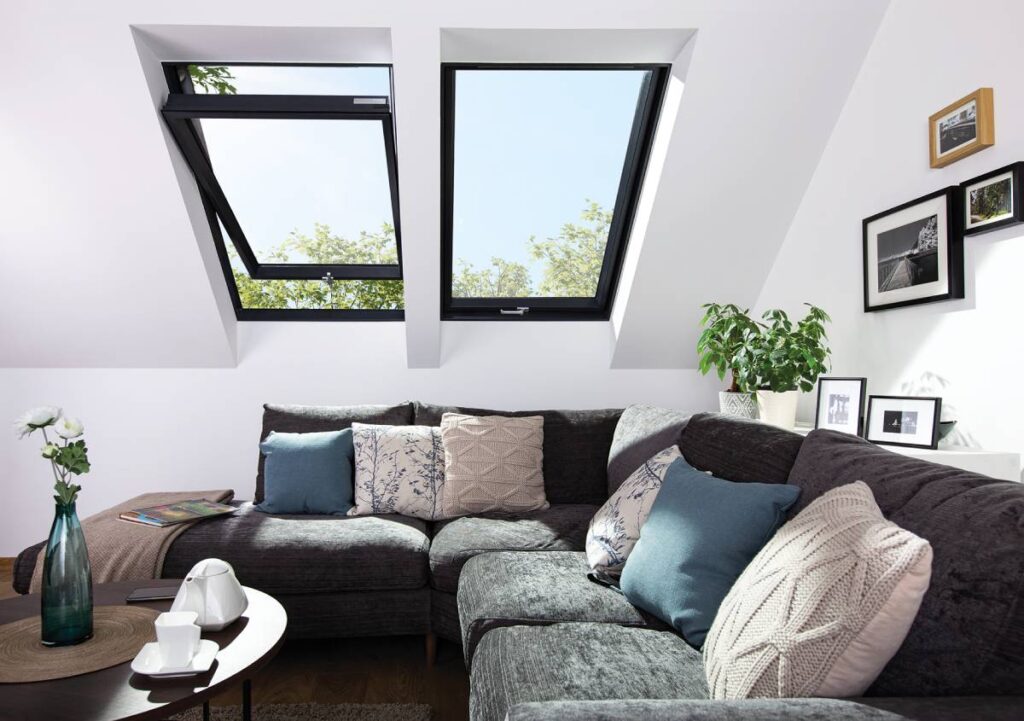 FAKRO lancia la nuova finitura antracite per finestre a bilico in PVC