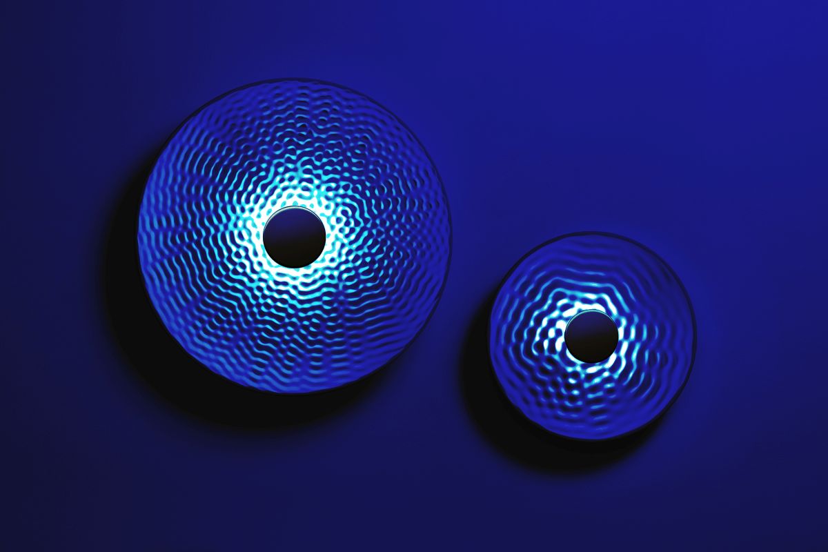 Queste lampade riproducono le vibrazioni sonore nell'acqua alla frequenza di 116Hz Queste lampade riproducono le vibrazioni sonore nell'acqua alla frequenza di 116Hz