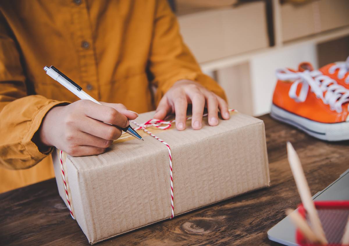 Regifting in Italia sempre più regali di Natale “sbagliati” trovano nuova vita online