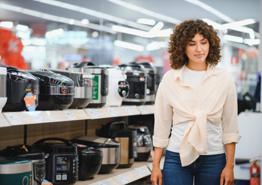 Rifiuti elettronici, gli italiani possono portare nei negozi gli elettrodomestici ma in pochi lo sanno