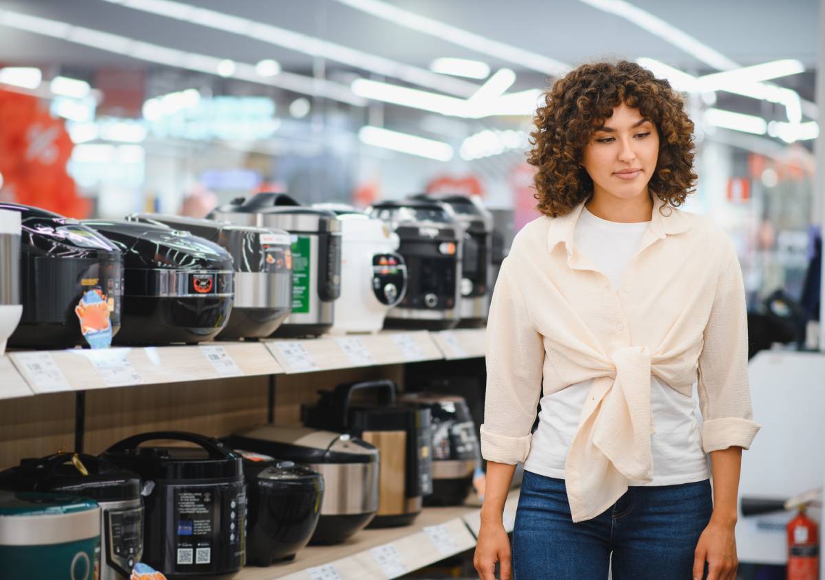 Rifiuti elettronici, gli italiani possono portare nei negozi gli elettrodomestici ma in pochi lo sanno