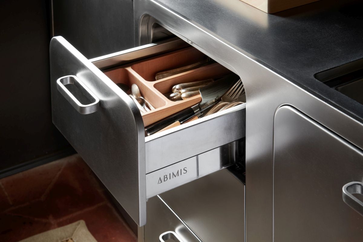 Una cucina su misura che dialoga con l’architettura storica Una cucina su misura che dialoga con l’architettura storica