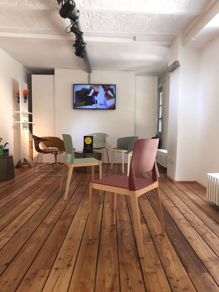 Qual è, secondo voi, il ruolo del designer nel promuovere una vera transizione ecologica nel settore del progetto? È sufficiente innovare il prodotto o serve ripensare anche i modelli di consumo? Qual è, secondo voi, il ruolo del designer nel promuovere una vera transizione ecologica nel settore del progetto? È sufficiente innovare il prodotto o serve ripensare anche i modelli di consumo?