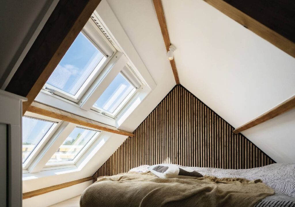 Trasformare il sottotetto con le finestre da tetto Fakro: luce, comfort e design