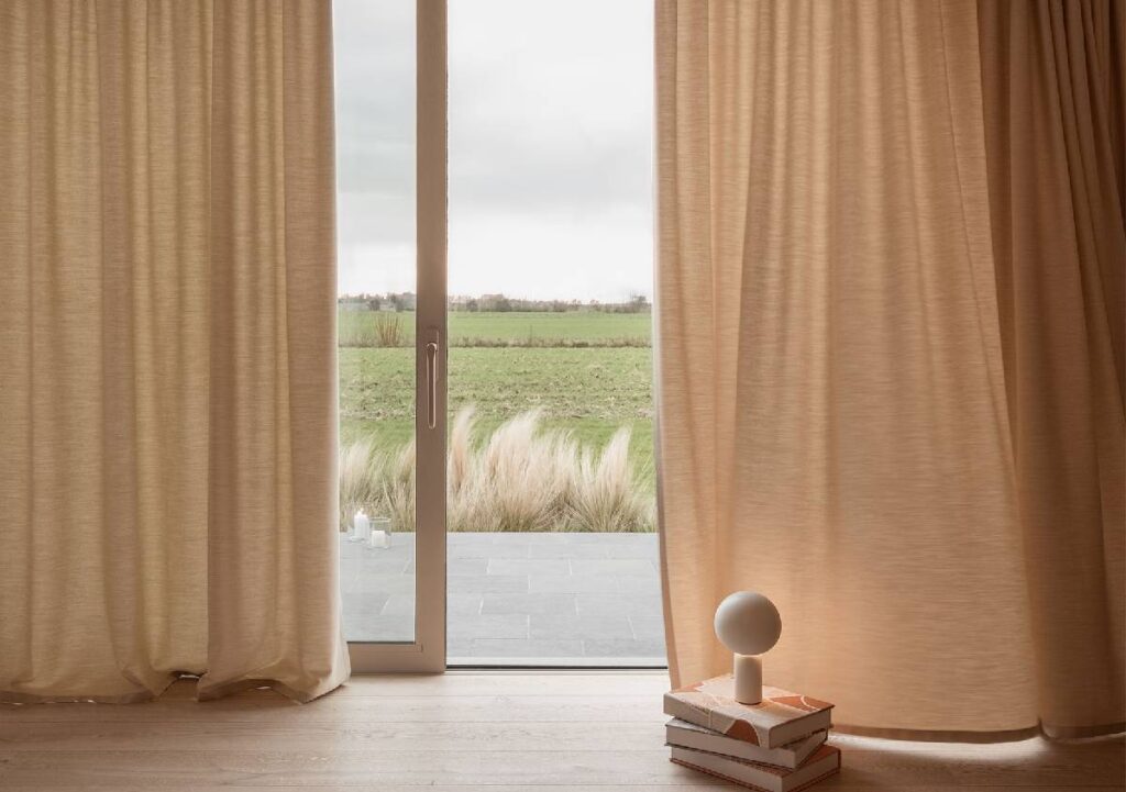 Window Fabrics di Sunbrella: tessuti per tende indoor e outdoor tra luce, comfort e durata