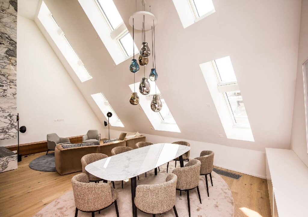 Finestre da tetto FAKRO nell’attico viennese con vista: luce naturale, comfort e alte prestazioni