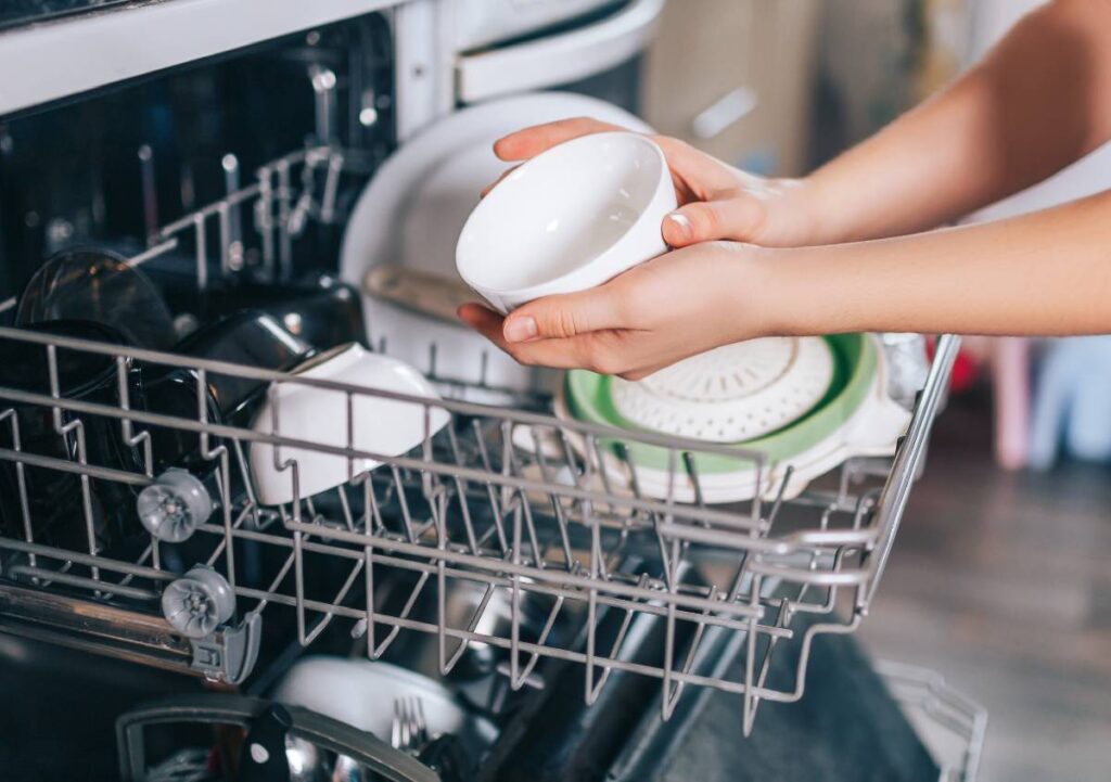 Come usare la lavastoviglie al meglio: lavaggi perfetti e consumi ridotti