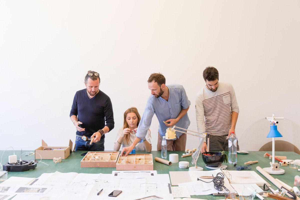 Prefabbricazione leggera per interni: moduli, micro-ambienti e flessibilità Prefabbricazione leggera per interni: moduli, micro-ambienti e flessibilità