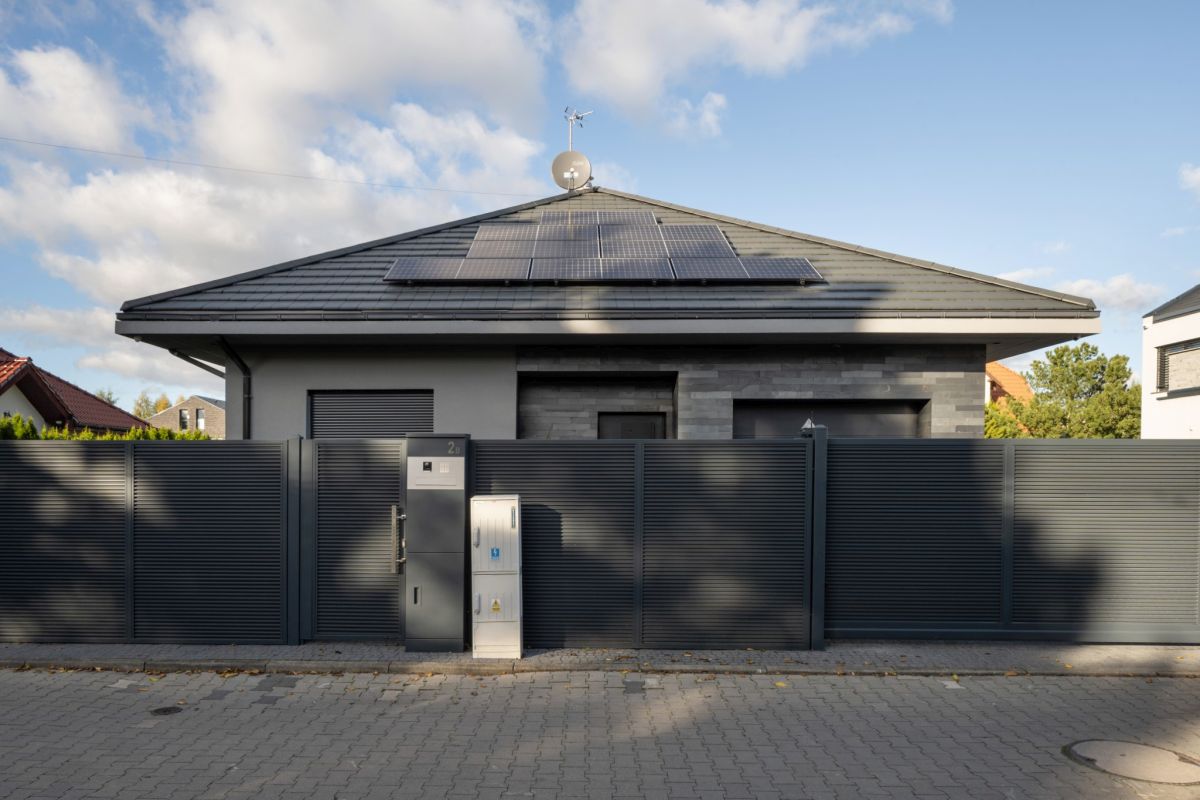 Antracite RAL 7016 segno grafico deciso con UniPro e recinzione AW.10.233 Antracite RAL 7016 segno grafico deciso con UniPro e recinzione AW.10.233